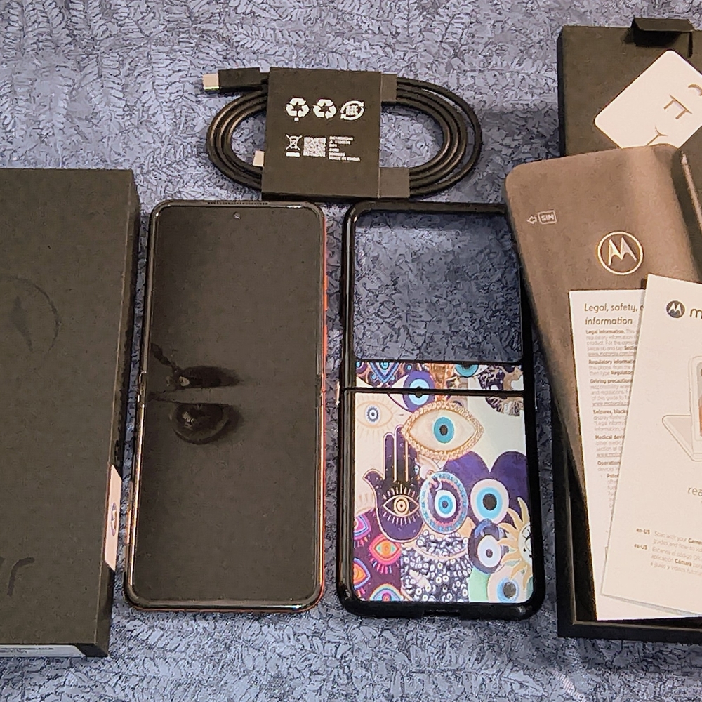 UNLOCKED Motorola RAZR 50 2024 Dual SIM Flip Phone and Slim Smartwatch